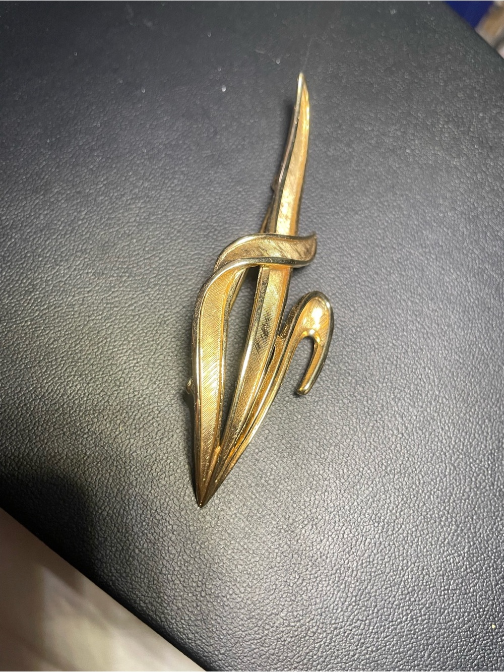 Crown Trifari Sculptural Leaf Brooch - Women Accessories
